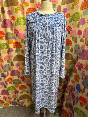 Aria L/S Housecoat with Pockets. Medium. NWT